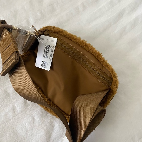 Lululemon everywhere belt bag Sherpa\fleece in camel : tan : brown - Picture 3 of 14